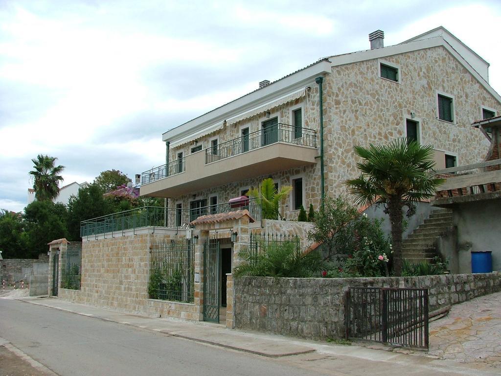 Apartment Tri Kiparisa Тиват Стая снимка
